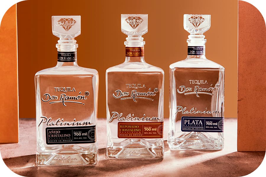 La imagen muestra tres botellas de Tequila Don Ramón Platinum, destacando su variedad: Añejo Cristalino, Reposado Cristalino y Plata.